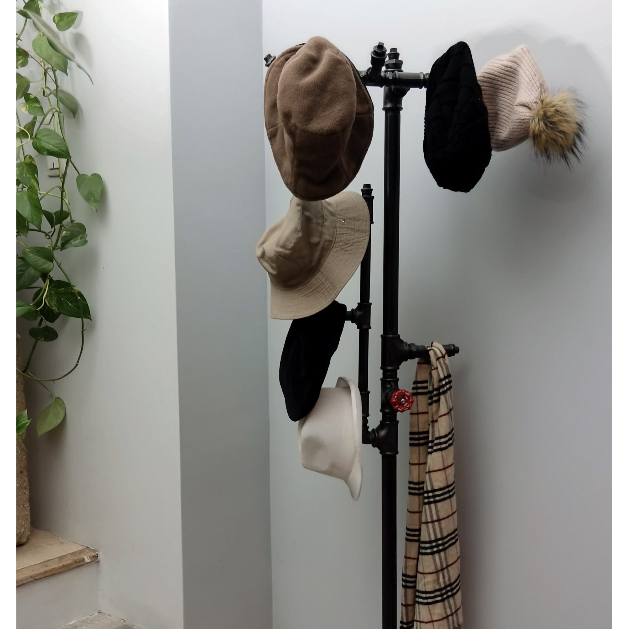 Un portemanteau industriel en métal qui permet également de ranger des accessoires tels que des chapeaux, casquettes, bonnets et écharpes.