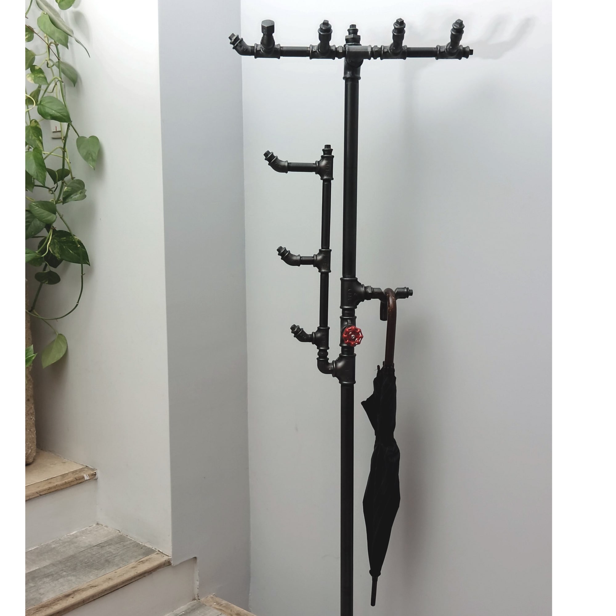Portemanteau sur pied en métal avec style industriel fabriqué artisanalement à partir de raccords de plomberie pour une déco indus fonctionnelle