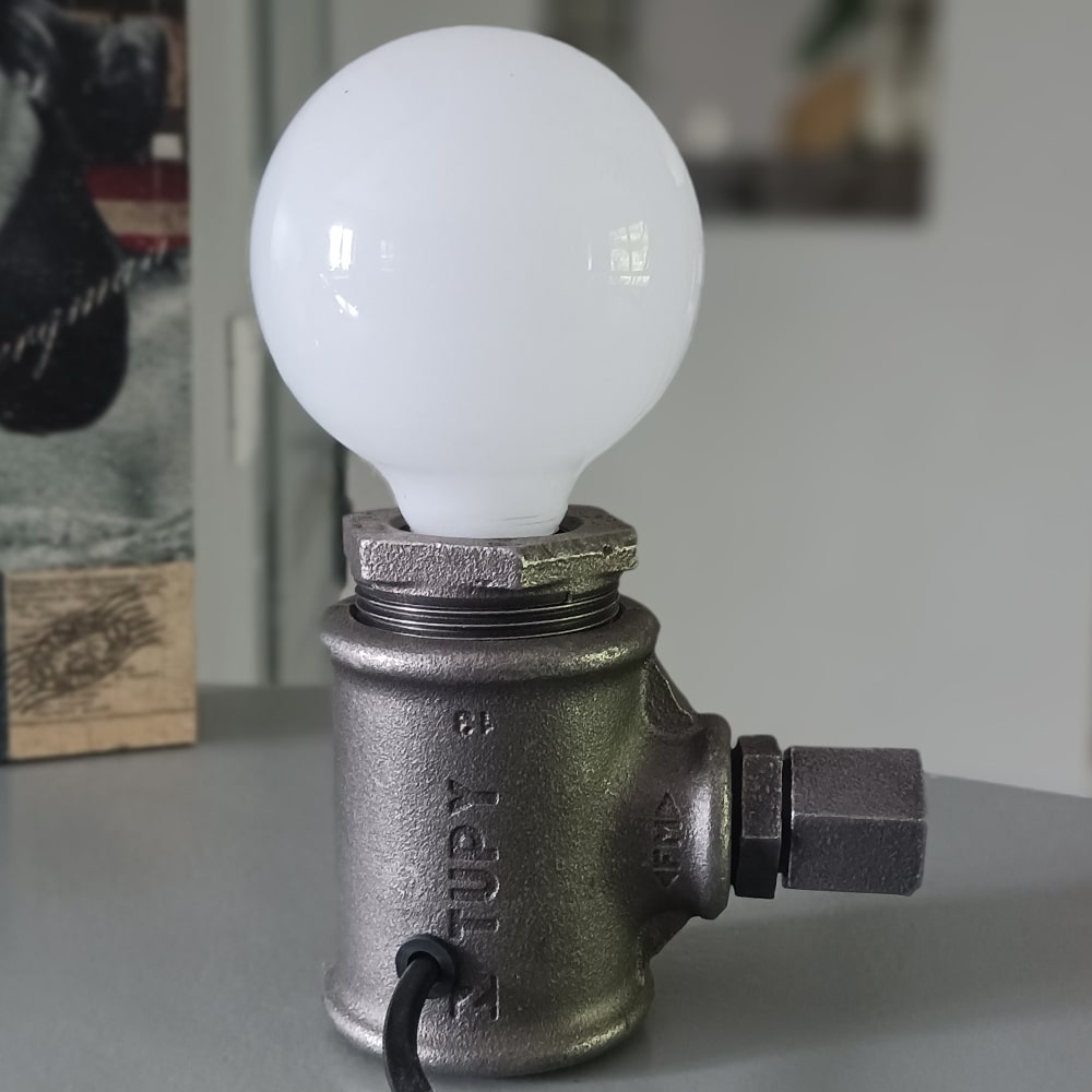 Lampe en raccord de plomberie élégante avec interrupteur bouchon et douille invisible – Image 2